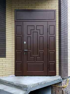 Нестандартная дверь для частного дома