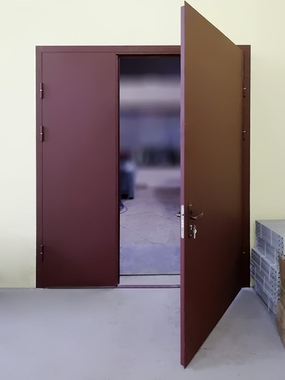 Нестандартная дверь с коричневым покрасом