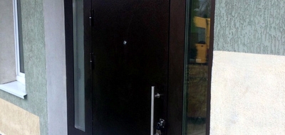 Монтаж офисных дверей с остекленными фрамугами