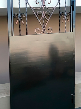 Однопольная дверь с решеткой