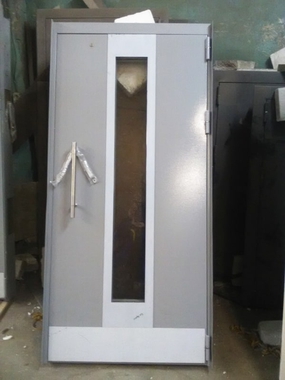 Однопольная дверь со стекопакетом и ручкой скобой