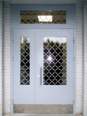 Остекленная дверь с фрамугой и отбойником