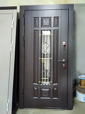 Остекленная дверь с темным МДФ