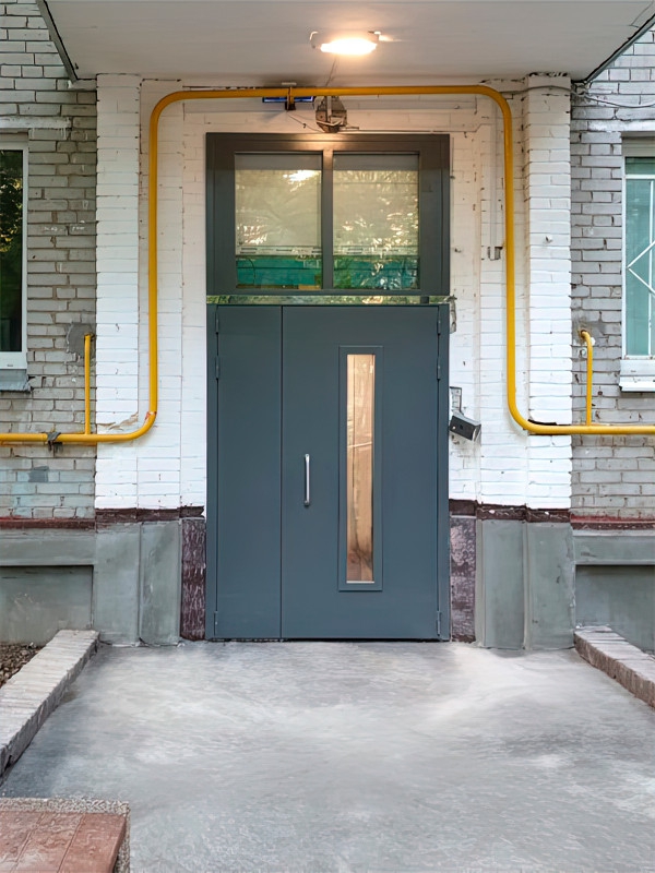 Наши работы: нестандартные остекленные двери в подъезд