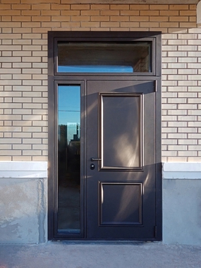 Остекленная металлофиленчатая дверь