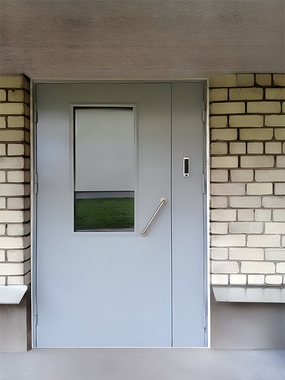 Остекленная подъездная дверь