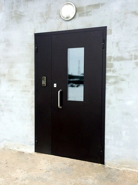 Подъездная дверь черного цвета