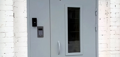 Примеры работ: тамбурные двери с фрамугой для многоквартирных домов