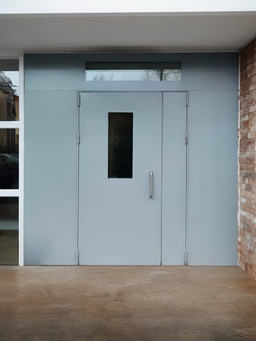 Подъездная дверь-перегородка