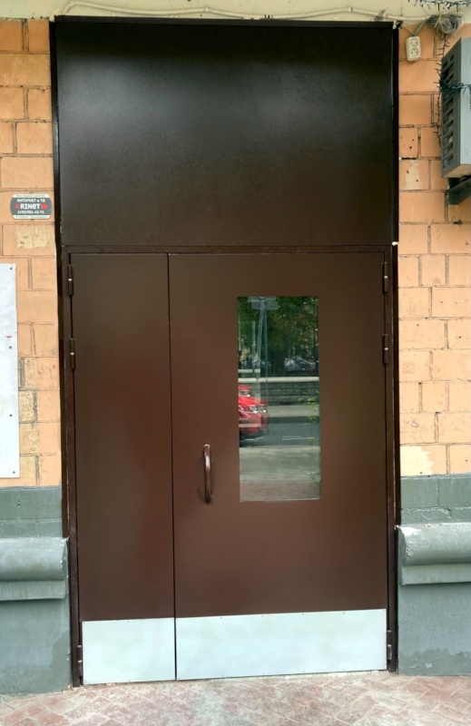 Установка подъездной двери с фрамугой и стеклопакетом – Вспольный переулок