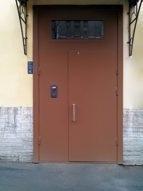 Подъездная дверь с верхней фрамугой