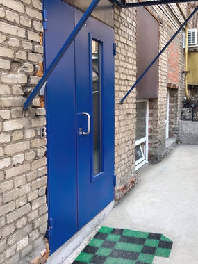 Подъездная дверь синего цвета