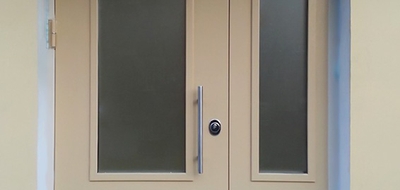 Установка остекленных дверей для жилых и офисных зданий