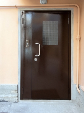 Подъездная дверь со стеклом