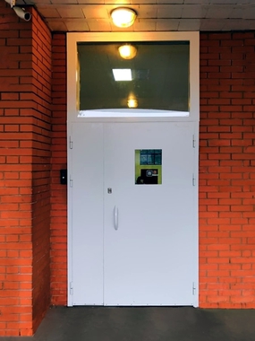 Подъездная дверь со световой фрамугой