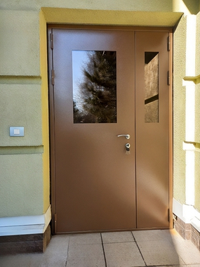 Подъездная остекленная дверь