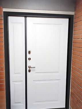 Полуторная дверь с белыми панелями МДФ
