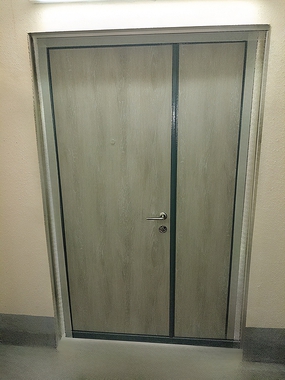 Полуторная дверь с гладкими панелями МДФ