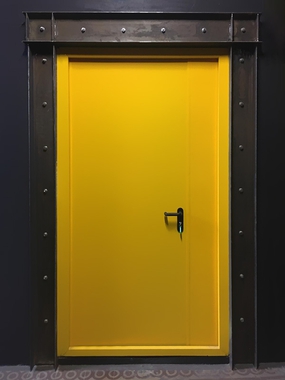 Полуторная дверь желтого цвета