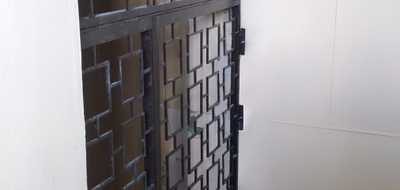 Смотрите фото работ в ноябре – решетчатые двери на лестничную площадку в МКД