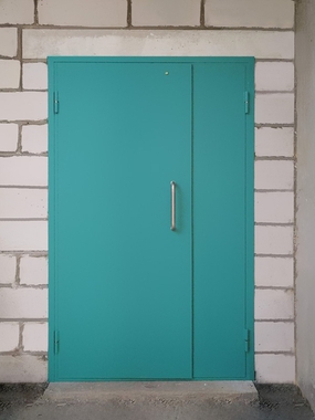 Полуторопольная зеленая дверь