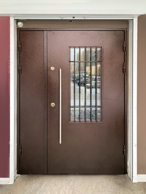 Порошковая дверь с окном, лицевая сторона