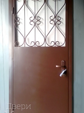 Решетчатая дверь с покрасом