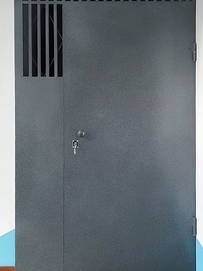 Серая тамбурная дверь