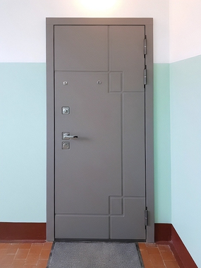 Серая входная дверь с МДФ