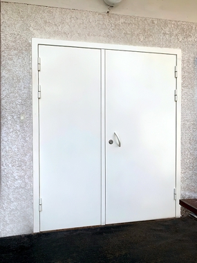 Широкая белая дверь