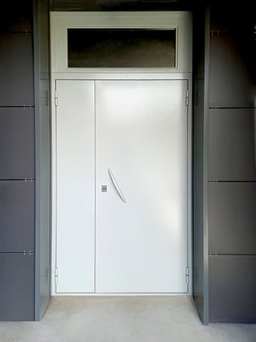 Стальная дверь с остекленной фрамугой