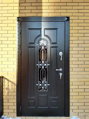 Стальная дверь со стеклом и ковкой, внешняя сторона