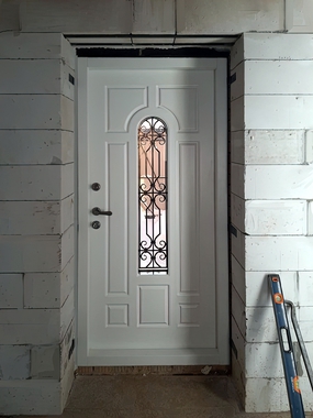 Стальная дверь со стеклом и ковкой, внутренняя сторона