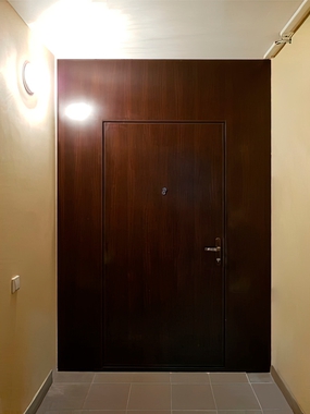 Стальная перегородка с дверью, вид изнутри