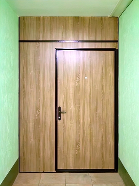 Тамбурная дверь с фрамугой, фото изнутри