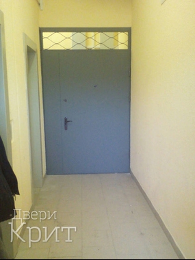 Тамбурная дверь с решеткой