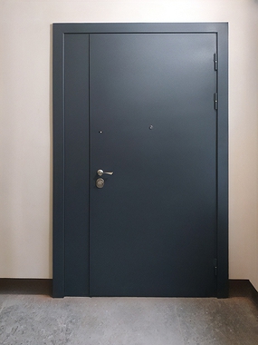 Тамбурная дверь серого цвета