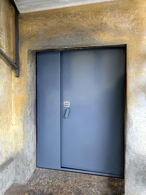 Тамбурная дверь серого цвета с кодовым замком