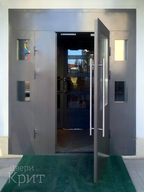 Тамбурная дверь со стеклопакетами