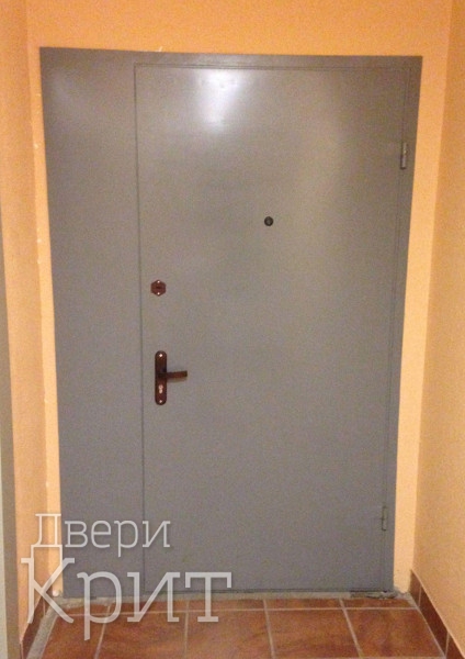 Тамбурная серая дверь