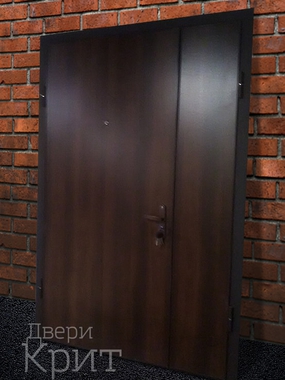 Тамбурная дверь с отделкой ламинат 