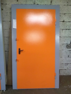 Техническая дверь с цветным покрасом