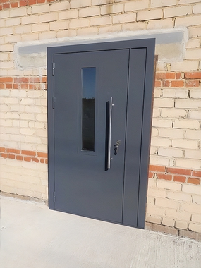 Темно-серая дверь со стеклом