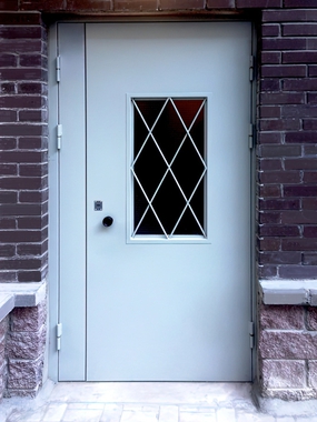 Уличная дверь со стеклом и сварной решеткой