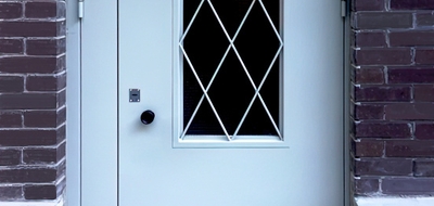 Монтаж подъездной двери со стеклом и решеткой — смотрите фото