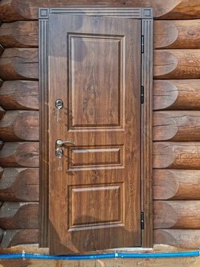 Установленная дверь в доме из сруба