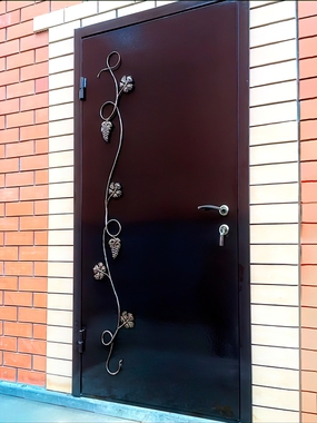 Входная дверь с кованым узором
