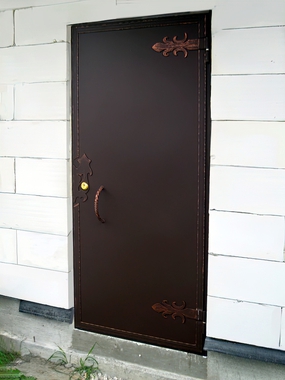 Входная дверь с коваными элементами