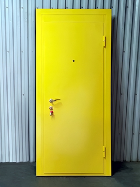 Желтая стальная дверь