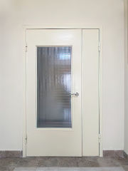 Белая дверь с армированным стеклом
